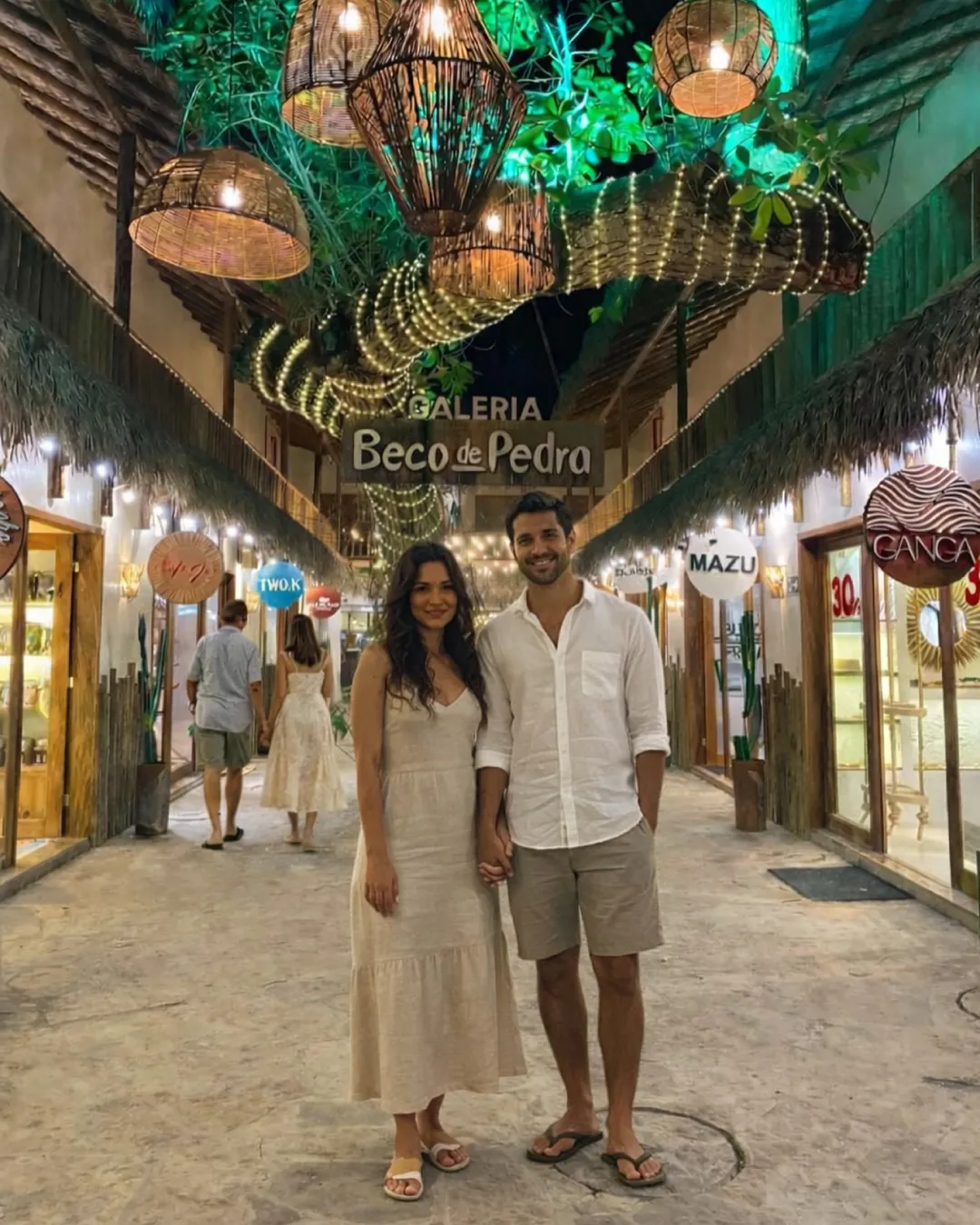 Arquitetura da Galeria Beco de Pedra com pedra fogo, eucalipto e palha de carnaúba em Jericoacoara